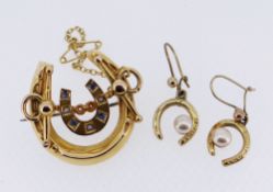 9CT GOLD HORSESHOE BROOCH together with pair of 9ct gold horseshoe pearl earrings, 5.6gms overall (