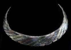 9CT GOLD TRI-COLOUR NECKLACE, weave design, 43cms long, 45.0gms