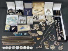 9CT GOLD, STERLING SILVER & OTHER JEWELLERY - a good assortment of to include a 9ct gold stamped