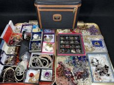 EXCELLENT COLLECTION OF MAINLY MODERN COSTUME JEWELLERY, Ray-Ban sunglasses in case and an Antler