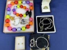 COLLECTABLE JEWELLERY - a mixed quantity to include a Shipton & Co 9ct gold and silver ring with