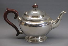 LONDON 1940 SILVER GLOBULAR TEAPOT - Maker Goldsmiths & Silversmiths Company London, 21ozt, 16cms H,