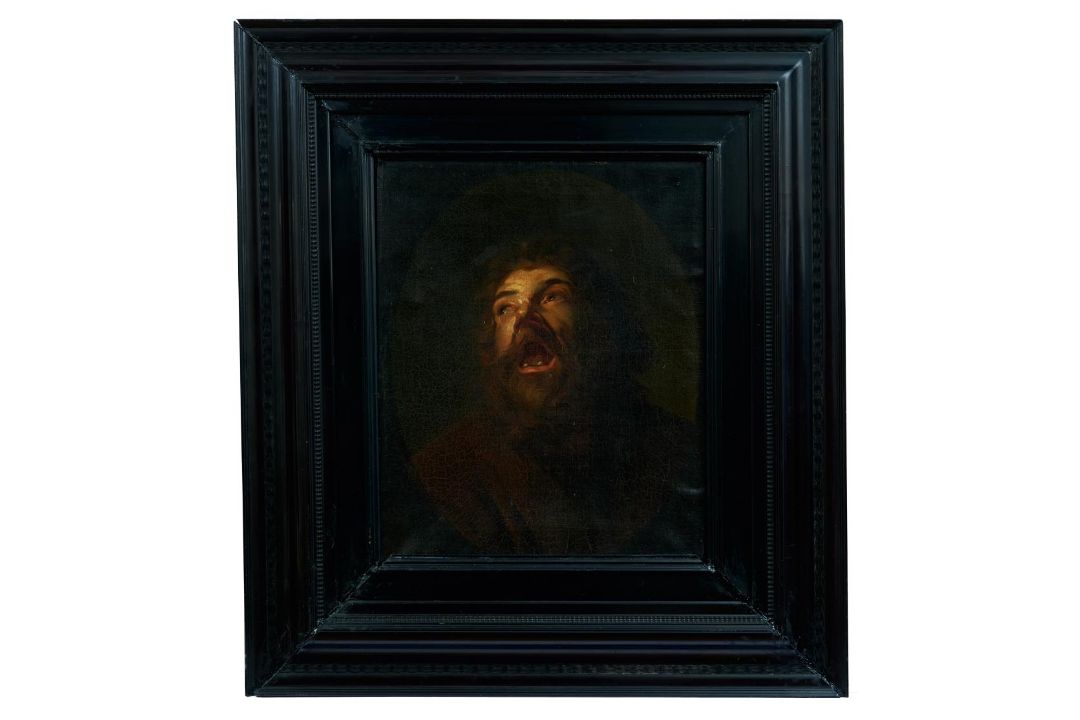 Kopf eines bärtigen Mannes mit erschrockenem Blick