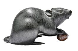 Ratte mit Kastanie in Vorderpfoten