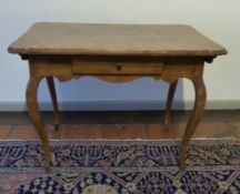 Kleiner barocker Beistelltisch