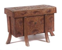 Beschnitzte Holztruhe wohl China,