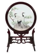 Runde Seidenstickerei im Holzrahmen