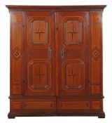 Hallenschrank mit Sternintarsien um