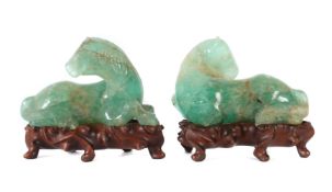 2 liegende Pferde China, wohl 20. Jh.,