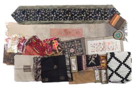 Konvolut Stoffe und Stoffarbeiten