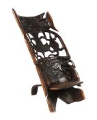 Holzsessel mit geschnitzten