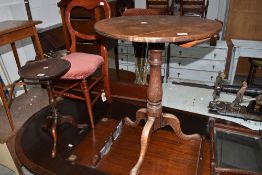 A 19th Century oak circular pedestal table on turned column and triple splay legs, diameter