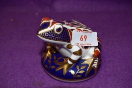 A Royal Crown Derby paperweight Imari Frog with gold stopper