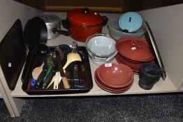 A mixed lot of vintage and modern kitchenalia.