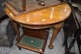 An early 20th Century oak oval windout dining table on heavy cabriole legs, length closed approx.