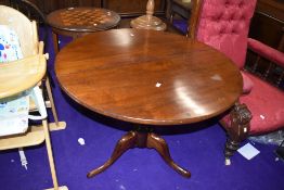 A 19th Century mahogany circular pedestal table, diameter approx. 92cm, some splitting to top