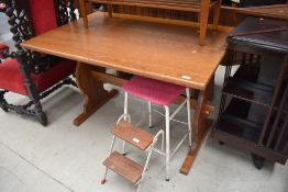 A traditional oak dining table , approx. 117 x 80cm