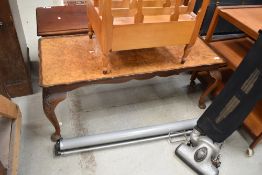 An early to mid 20th Century walnut coffee table having cabriole legs, approx. 107 x 46cm