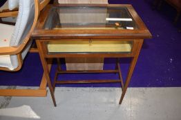 An Edwardian mahogany bijouterie table