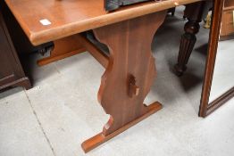 A traditional oak dining table , approx. 117 x 80cm