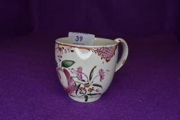 A late 18th century Worcester style cup having floral pattern and burgundy motif.