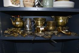 A collection of brass and similar including horse brasses, keys,planters and more.