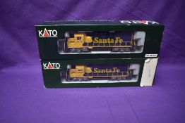 Two Kato HO scale Santa Fe Locomotives 2835 Warbonnet boxed 37-041 & 2825 boxed 37-022