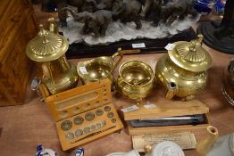 A small set of jewellers weights of similar and a mechanical pencil testing as silver.