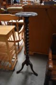 An early 20th Century stained frame jardiniere stand having twist column