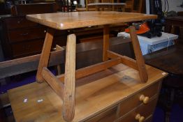 A golden oak coffee table in the Arts and Crafts style, approx. 61 x 44cm