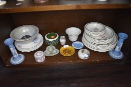 A mixed lot of ceramics including Wedgwood plates of varying size having fruit pattern,Wedgwood