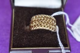 A gents 9ct gold ring having plait and ball decoration, size S & APPROX 6.2G