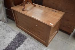 A modern pine bedding box, approx 102 x 53 x 55cm