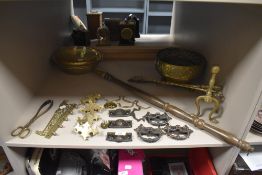 A mixed collection of brass including draw handles, bed warmer and bowl.