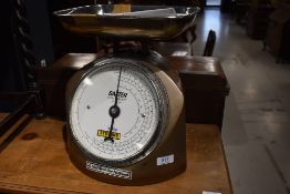 A vintage Salter coin checker model 240