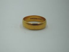 A 22ct gold wedding band, size N and approx 5.1g