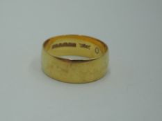 An 18ct gold wedding band, size O & approx 5.1g