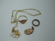 A small selection of 9ct gold jewellery including cultured pearl pendant, signet ring and charm,