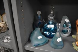 Six pieces of studio art glass in green and blue hues including Stuart Akroyd
