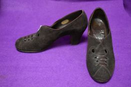 A pair of vintage 1940s ladies shoes having leather sole and 6cm heel in brown suede by Vernon