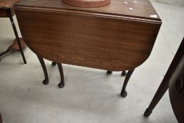 An early 20th Century mahogany gateleg dining table having cabriole legs