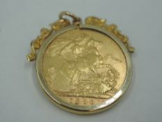 A 1900 gold sovereign in a decorative removable 9ct gold mount, approx 9.4g
