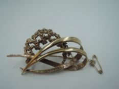 A 9ct gold brooch of stylised form, approx 7g