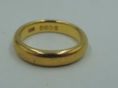 A 22ct gold wedding band, size J & approx 6.2g