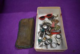 A small selection of costume jewellery brooches, rings, cufflink, tie pin etc