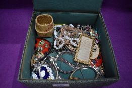 A mixed selection of vintage costume jewellery