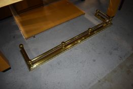 A vintage brass fire fender, width approx. 130cm