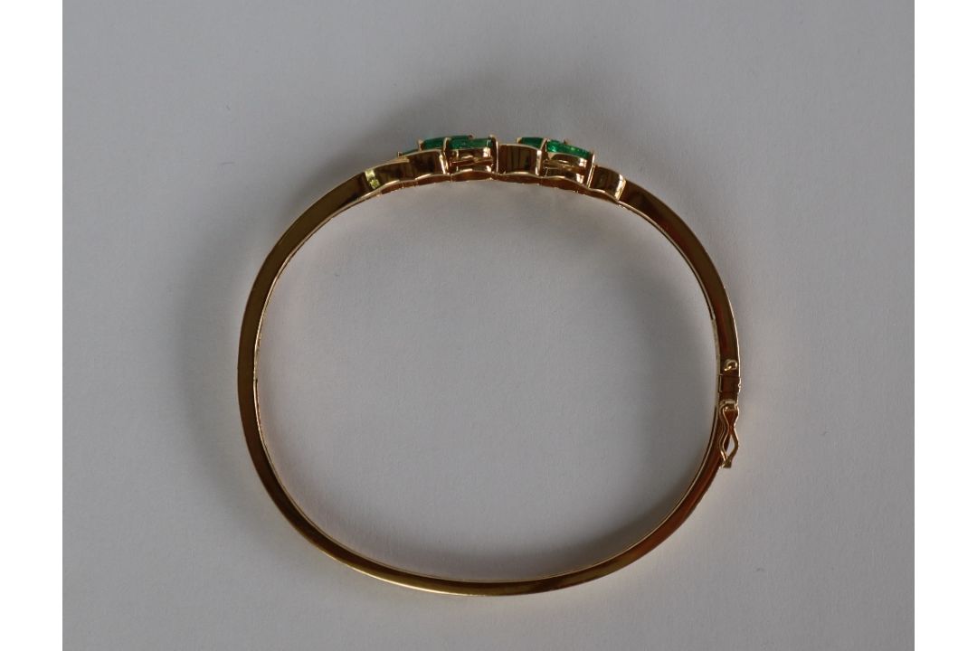 A 14ct yellow gold emerald and diamond set hinged bangle, - Image 4 of 4