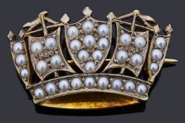 A 9ct gold split pearl Naval crown brooch