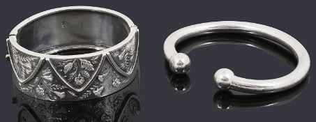 A silver hinged bangle